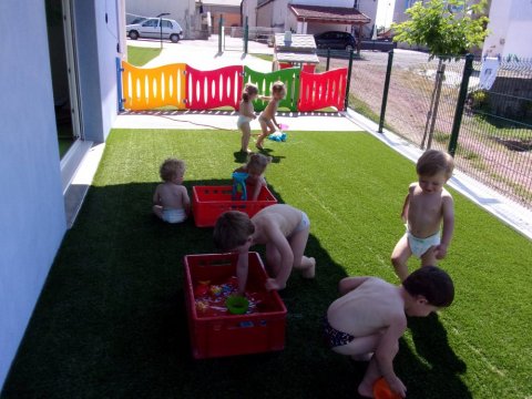 Jeux d'eau à la micro crèche Les Bisounours