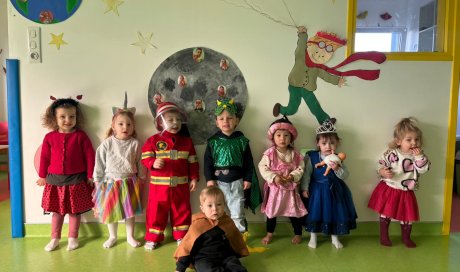 Nos enfants sont prêts (ou presque) pour le défilé du Carnaval de Chassigny.