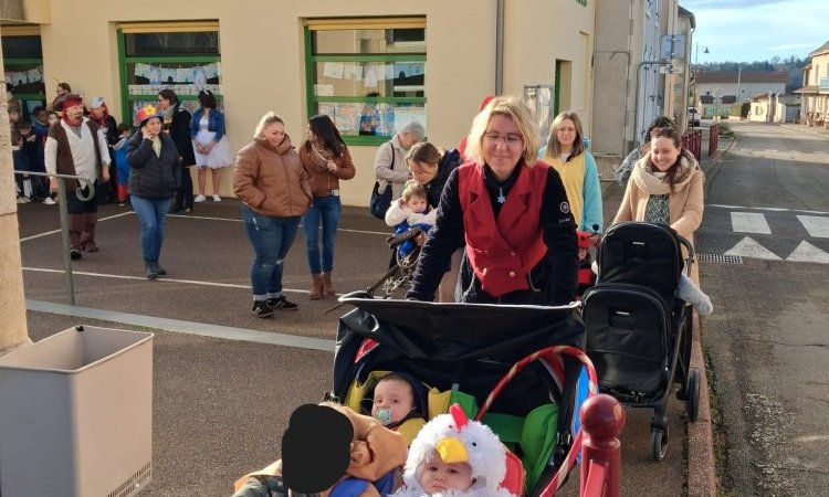 Nous défilons avec l'école de Chassigny sous Dun