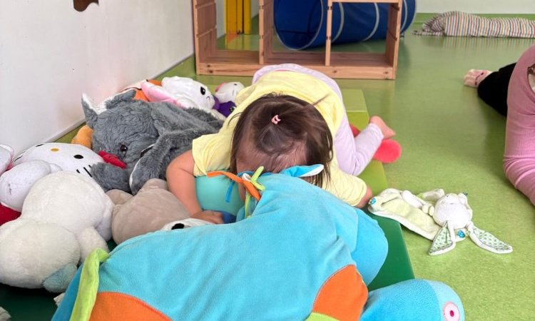 Ramper au  milieu des peluches