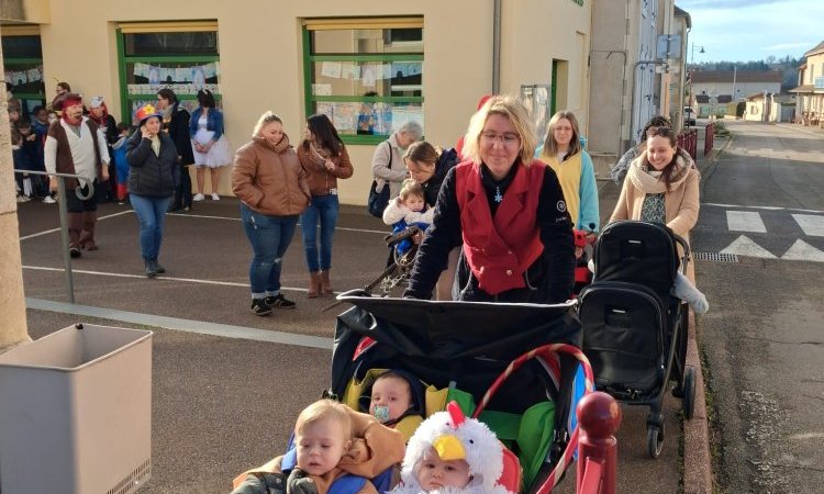 Nous défilons avec les enfants de l'école de Chassigny. 
